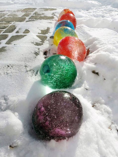 Ice Globe Lanterns, Frozen Water Balloons, Ice Lanterns, Ice Crafts, 1000 Hours Outside, Frozen Balloons, Frozen Decorations, Balloon Christmas, Christmas Balloon Decorations