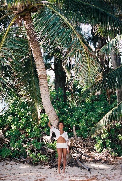 Tropical Beach Photoshoot, Coconut Photoshoot, Goddesses Photoshoot, Rainforest Photoshoot, Tropical Photoshoot Ideas, Island Photoshoot, Tropical Photoshoot, Hawaii Photoshoot, 70s Photoshoot