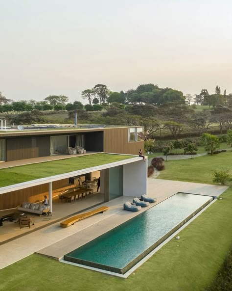 This luxurious vacation home is located right beside a golf course on a quiet street and spreads across an area of 1127 sq.m. All the lesser private social areas are on the ground floor and the private suits are on the upper floor.  House is designed by @studio.arthurcasas and located in Port Feliz, Brazil. Photography by @fernandogguerra.  Looking to position yourself as leading architect or builder in your field? Click on the LINK IN BIO to find out how.  Follow for more 👉 @dwellingcreative Facade Cladding, Dream House Exterior, Pool House, 인테리어 디자인, Future House, Modern House Design, Ground Floor, A House, Architecture House