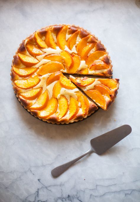 Tuscan Ricotta Tart with Peaches Peach Ricotta Cake, Peach Ricotta, Ricotta Chocolate, Ricotta Tart, Peach Scones, Caramelized Peaches, Peach Upside Down Cake, Peach Tart, Candied Almonds