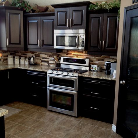 Black Kitchen Cabinets Brown Countertops, Kitchen Cabinet Dark Color Ideas, Charcoal Kitchen Cabinets With Brown Granite, Dark Cabinets Kitchen Decor, Dark Brown Kitchen Ideas, Brown Kitchen Ideas, Kitchen Renovation Design, Kitchen Appliances Design, Classy Kitchen