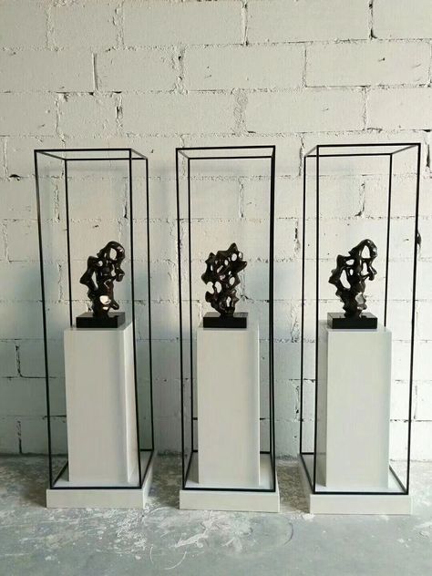 Sculpture Display Ideas, Display Plinth, Jewelry Display Booth, Jewelry Store Interior, Altar Design, Museum Exhibition Design, Art Restaurant, San Gregorio, Sculpture Stand