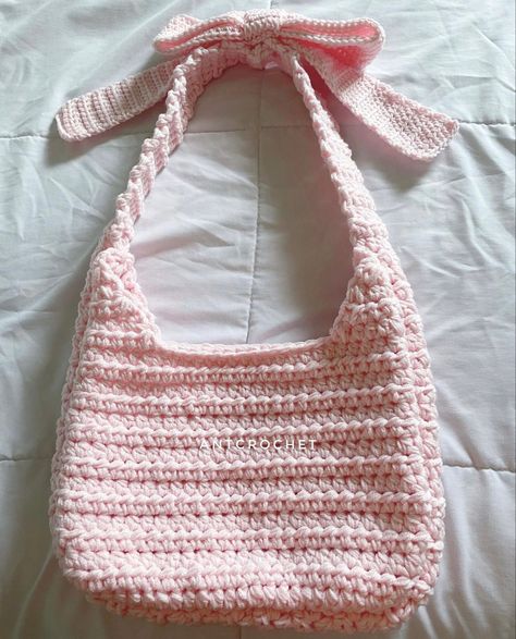 Diy Crochet Handbags, Crochet Purse Accessories, Crochet Bag Ideas Inspiration, Handbag Crochet Pattern Free, Pink Crochet Ideas, Crochet Bow Bag, Crochet Bag Easy, Pink Crochet Bag, Easy Crochet Bag