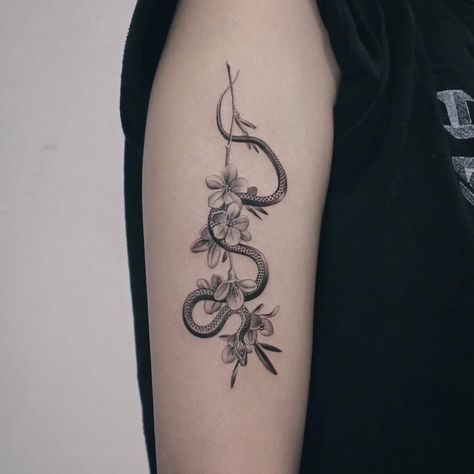 36+ Best Snake And Flower Tattoo Designs & Meanings | PetPress Snake And Flower Tattoo, Snake And Flowers Tattoo, Snake And Flowers, Snake Tattoo Meaning, Small Snake Tattoo, Small Wave Tattoo, Flower Thigh Tattoos, Flower Tattoo Meanings, Flower Tattoo Drawings