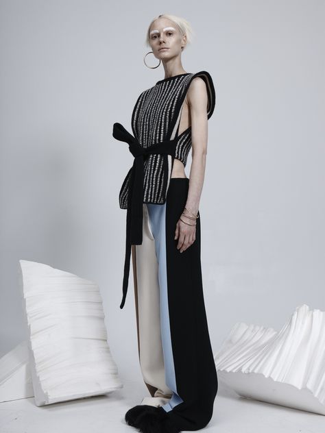 Moda China, Geometric Fashion, Elegante Casual, Futuristic Fashion, Creation Couture, Looks Style, Mode Inspiration, Contemporary Fashion, Fashion Details