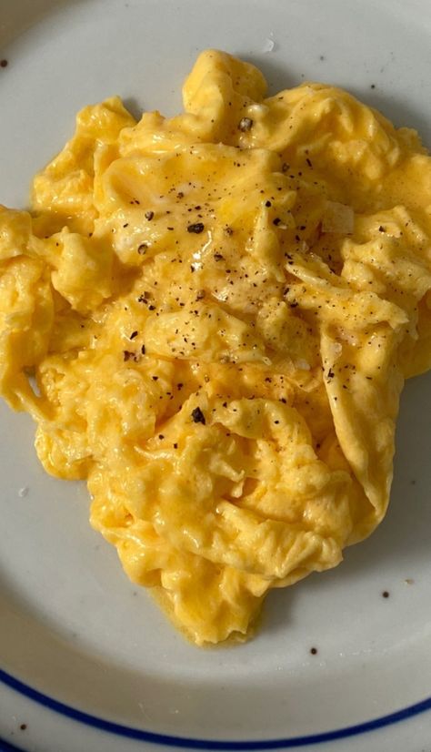 Aesthetic Scrambled Eggs, Scrambled Eggs Breakfast Aesthetic, Healthy Egg Breakfast Aesthetic, Breakfast Eggs Aesthetic, Egg Aesthetic Food, Healthy Breakfast Aesthetic Eggs, Eggs Aesthetic Food, Breakfast Egg Aesthetic, Omlet Aesthetic