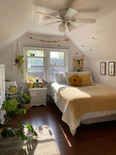 Warm Room Aesthetic Vintage, Sunny Bedroom Ideas, Pastel Bohemian Bedroom, Boho Aesthetic Dorm Room, Cozy Summer Bedroom Ideas, Cottagecore Bedroom Simple, Soft Boho Bedroom, Yellow Room Design, Bedroom Ideas Yellow Walls