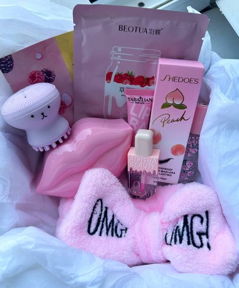 Skin Care Gift Basket Ideas, Pink Snacks, Girly Christmas Gifts, Diy Gifts To Sell, Girl Gift Baskets, Hello Kitty Birthday Party, Birthday Basket, My Style Bags, Cute Gifts For Friends