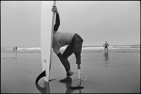 Derek McGinnis, who lost a leg in Iraq, tries surfing for the first time, in Pismo Beach, Calif., October 2006. James Nachtwey Photographs, James Nachtwey, Inspi Photo, Philippe Halsman, Pismo Beach, Rule Of Thirds, Great Photographers, Documentary Photography, Iraq