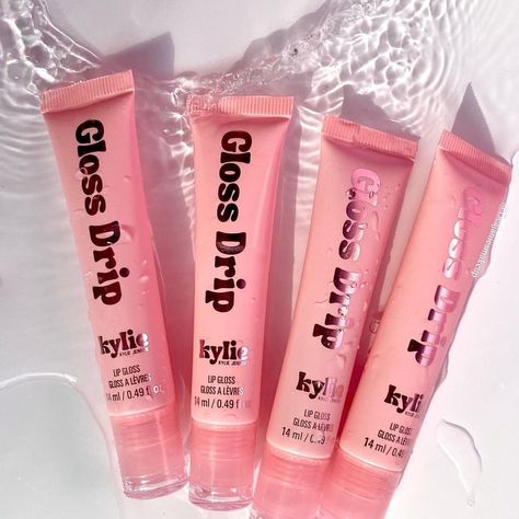 Kylie Cosmetics on Instagram: “our juiciest gloss ever 💦 #glossdrip provides a wet look without the stickiness, leaving lips soft & with the perfect mirror-shine finish …” Kylie Gloss Drip, Gloss Drip, Kylie Gloss, Dripping Lips, Kylie Lips, Soften Lips, Kylie Cosmetics Makeup, Makeup Aesthetic, Images And Words