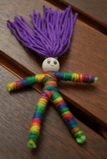 Worry doll made from pipe cleaners Fairy People, Button Dolls, Yarn Crafts For Kids, Pipe Cleaner Crafts, Yarn Dolls, Worry Dolls, Love Learning, Diy Fairy, Rainbow Kids