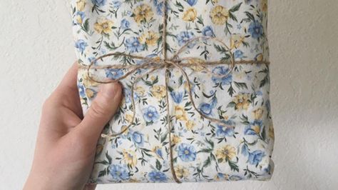 Turn your old pillowcases into something more useful with these 10 ideas Uses For Old Pillowcases, Old Pillow Case Ideas, Nifty Crafts, Random Tips, Helpful Hacks, Old Pillows, Needle Work, Pillow Case, Pillowcase