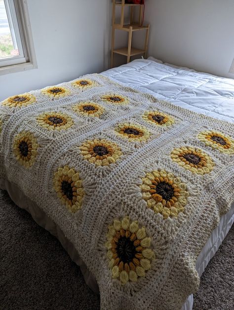 Sunflower Crochet Blanket Granny Squares, Easy Sunflower Granny Square Crochet, Granny Square Blanket Pattern Free, Crochet Sunflower Blanket, Sunflower Crochet Blanket, Sunflower Granny Square Blanket, Giant Granny Square Blanket, Bedspread Crochet, Giant Granny Square