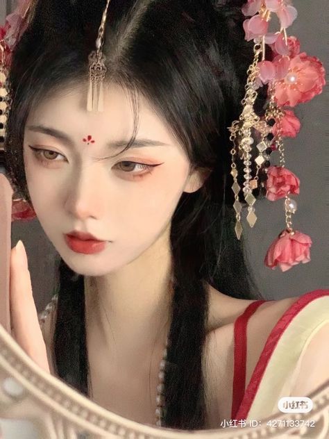 Sangjit Makeup Look, Douyin Chinese Makeup, Traditional Asian Makeup, Chinese Hanfu Makeup, Traditional Chinese Makeup Look, Makeup Looks Chinese, Traditional Japanese Makeup, Chinese Eye Makeup, Chinese New Year Makeup