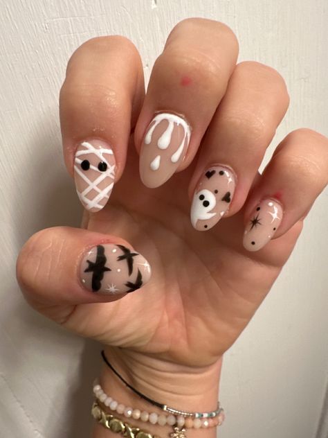 Mummy Nail Art, Mummy Nails, Cute Bats, Mummy Halloween, Spooky Nails, Ankle Tattoos, Makeup Looks To Try, Spooky Cute, Halloween Monster