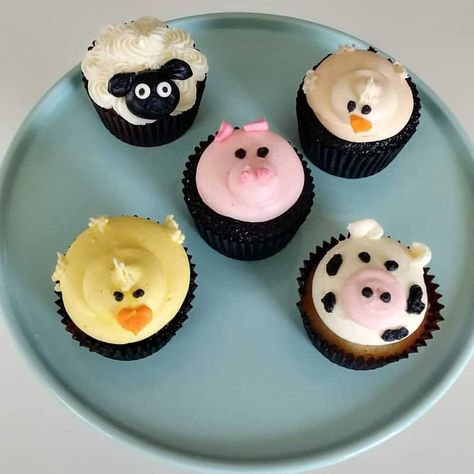 Animal Farm Cupcakes, Barnyard Animal Cupcakes, Cupcakes Farm Animals, Farmer Cupcakes, Barn Animal Cupcakes, Farm Animal Cupcakes Easy, Farm Cupcakes Ideas, Farm Themed Cupcakes, Animal Cupcakes Easy