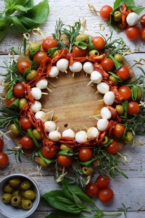 Antipasto Platter For Christmas, Food Decoration For Christmas, Christmas Wreaths Food, Antipasto Platter Christmas, Christmas Appetizer Wreath, Food Wreath Christmas, Christmas Picnic Food, Christmas Recipes Appetizers Snacks, Christmas Appetizer Ideas Easy