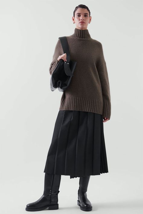 Outfit Formula: Casual Skirts and Cosy Sweaters - YLF Long Pleated Skirt Outfit, Black Pleated Skirt Outfit, Wool Skirt Outfit, Pleated Midi Skirt Outfit, Long Sleeve Dress Outfit, Midi Skirt Winter, Casual Sporty Outfits, Breezy Outfit, Pleated Skirt Outfit