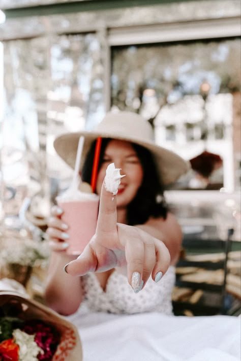 Ice Cream Photoshoot Ideas, Ice Cream Shop Photo Shoot, Retro Diner Photoshoot, Milkshake Photoshoot, Milkshake Photography, Diner Photoshoot, Vday Photos, Projector Photography, Retro Photoshoot