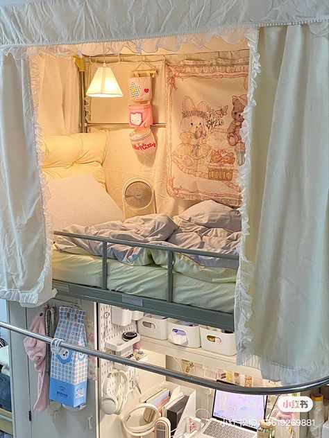 3 Person Bedroom Ideas Small Spaces, Chinese Dorm Room Aesthetic, Desk Under Bed Aesthetic, Coquette Loft Bed, Bunk Bed Room Inspo Aesthetic, Chinese Dorm Room, Aesthetic Room Loft Bed, Dorm Bunk Bed Ideas, Bunk Bedroom Aesthetic