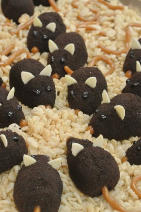 Chocolate Mice Recipe, Halloween Mice Treats, Mice Dessert, Halloween Baked Goods Ideas, Mice Cookies, Chocolate Mouse Recipe, Coraline Party, Scary Halloween Treats, Chocolate Mice