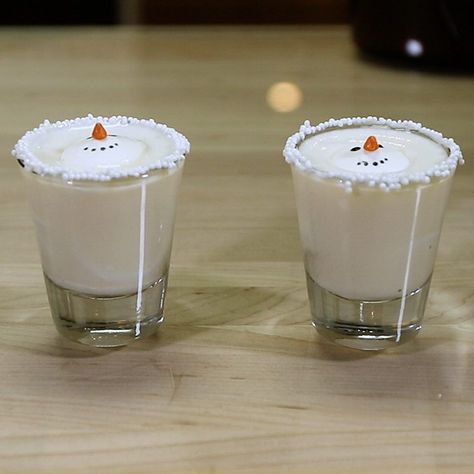 Get ready for a holiday treat that will melt your heart - these Melted Snowman Shots are as adorable as they are delicious! Melted Snowman Martini, Melted Snowman Cocktail, Snowball Drink, Snowman Cocktail, Chocolate Vodka, White Chocolate Liqueur, Christmas Shots, Candy Cocktails, Melting Snowmen