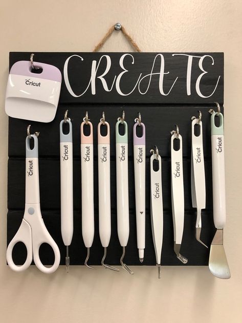 Vinyl Cricut Storage, Cricut Wall Storage, Organization For Cricut Supplies, Circuit Office Ideas, Circuit Room Ideas, Storage Ideas For Cricut Vinyl, Diy Cricut Vinyl Holder, Vynil Organization Diy, How To Organize Cricut Vinyl