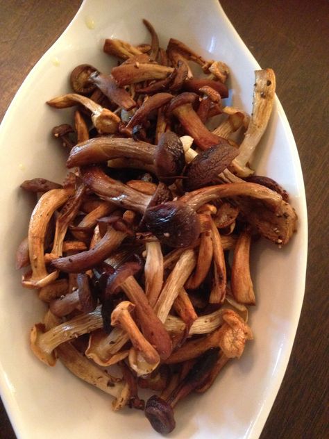 Crispy Roasted Beech Mushrooms Beech Mushroom Recipe, Mushroom Recipes Indian, Beech Mushrooms, Mushroom Stir Fry, Fantasy Food, Mushroom Recipe, Vegetarian Menu, Veggie Meals, Broth Recipes