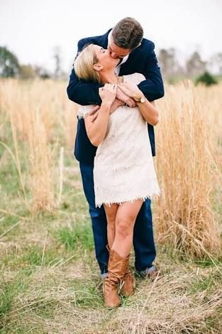 Hugging And Kissing, Short Couples, Short Bride, Couples Pics, Romantic Questions, Couples Hugging, Gif Disney, Epic Party, Cute Couples Cuddling