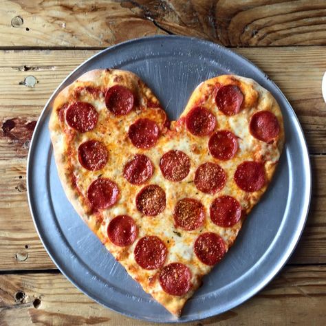 Valentines Day Pizza, Pizza Pictures, Valentine Pizza, Dating Goals, Shaped Pizza, Heart Shaped Food, Pizza My Heart, Pizza Shapes, Heart Shaped Pizza