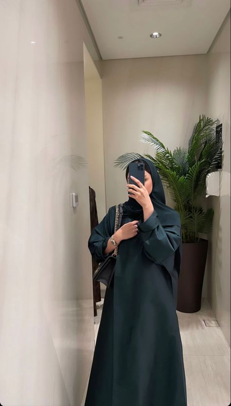 Hijab Astethic, Muslim Outfits Casual, Iranian Women Fashion, Muslim Women Fashion, Hijabi Outfits Casual, Muslimah Aesthetic, Muslim Outfits, Abaya Designs, Muslim Fashion Outfits