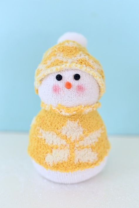 sock snowman with yellow sweater Sock Snowman Ornament, Easy Sock Snowman Craft, Making Snowmen Crafts, Snowmen Made From Socks, Crafts Made From Socks, Easy Snowman Crafts For Adults, January Adult Crafts, Diy Sock Snowman No Sew, How To Make A Sock Snowman