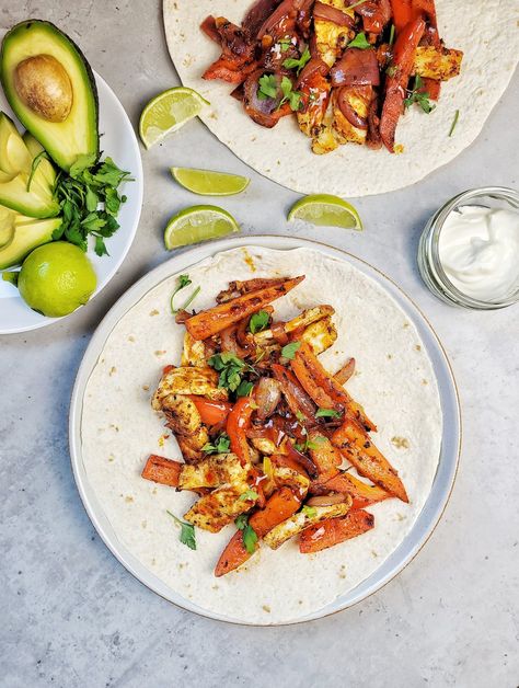 Halloumi fajitas — The Nomadic Feast Halloumi Fajitas, Sweet Chilli Sauce, Sweet Chilli, Chilli Sauce, Cooking Prep, Chicken Fajitas, Meat Free, Fajitas, Red Peppers