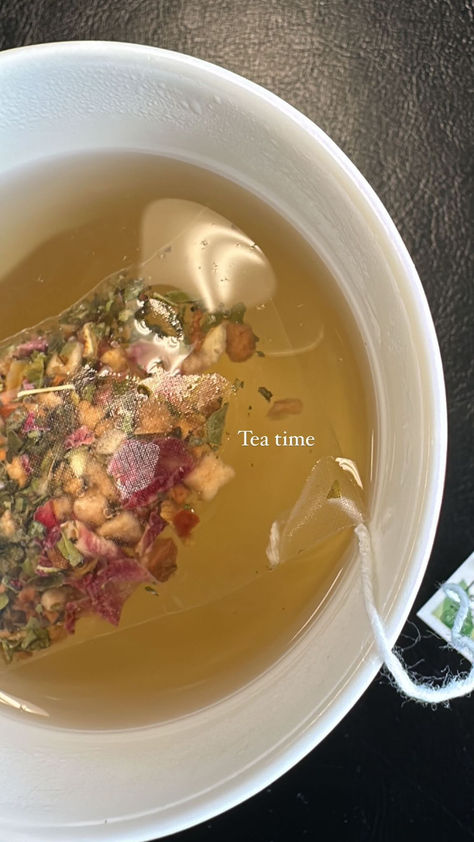 Tea time / Inspo instagram stories Tea Post Instagram, White Tea Aesthetic, Sipping Tea Aesthetic, Selfcare Instagram Story, Daily Insta Story Ideas, Me Time Instagram Story, Tea Instagram Story Ideas, Tea Story Instagram, Instagram Morning Story