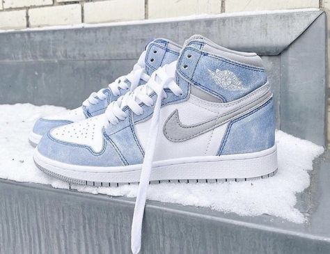 Air Jordan 1 Hyper Royal, Blue And White Jordans, Nike Shoes Photo, Air Jordan Blue, Girls Basketball Shoes, Trendy Shoes Sneakers, White Nike Shoes, Nike Fashion Shoes, Blue Jordans