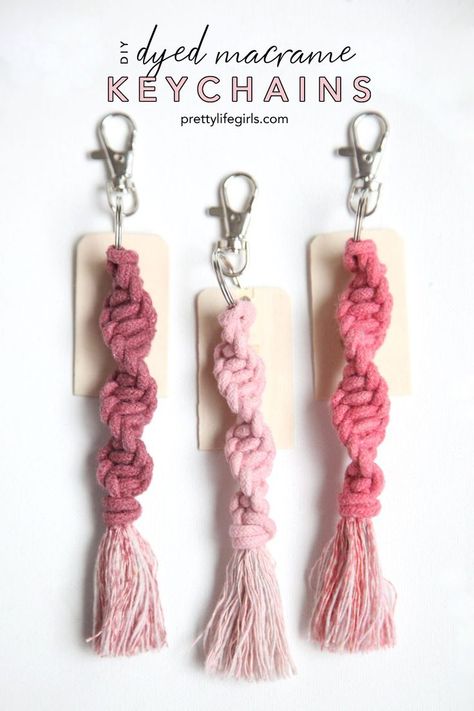 A Step by Step DIY Macrame Keychain Tutorial - The Pretty Life Girls | Lots of the knots and techniques used to make things out of macrame are the same or similar to those of friendship bracelets or lanyards but the results are a bit more chic and adult! Now is the perfect time to tap into your inner-friendship-bracelet-maker and try out a simple macrame craft with our DIY Macrame Keychain tutorial! #diygiftideas #macramecrafts #diycrafts #easycrafts Homemade Keychain, Macrame Keychain Diy, Macrame Keychain Tutorial, Diy Macrame Keychain, Keychain Tutorial, Simpul Makrame, Diy Dye, Diy Step, Simple Macrame