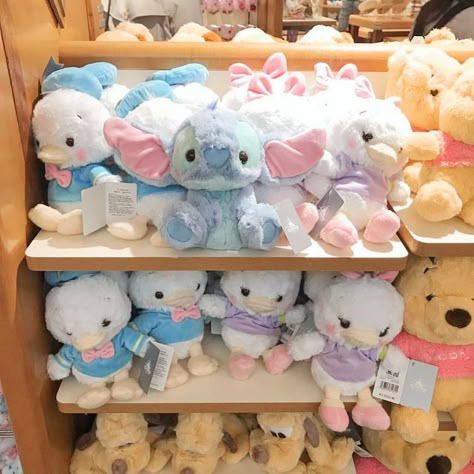 Donald And Daisy, Disney Stuffed Animals, Disney Souvenirs, Cute Squishies, Disney Japan, Disney Plush, Kawaii Plushies, Disney Aesthetic, Cute Stuffed Animals