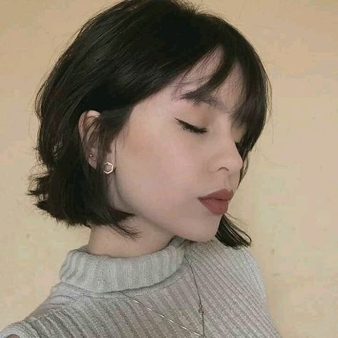 Short Bob With Bangs Round Face, Lob With Wispy Bangs, Model Tips, Short Brown Hair, Hair Inspiration Short, Shot Hair Styles, Very Short Hair, Penteado Cabelo Curto, Haircut And Color