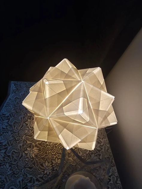 Get inspired and make your own stunning origami lampshades with ease. Origami Lamp Shade, Paper Lantern Chandelier, Lamp Origami, Paper Table Lamp, Hanging Origami, Origami Table, Origami Lights, Geometric Lampshade, Lantern Lampshade