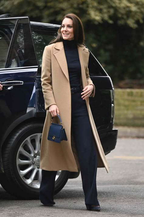 Female Lawyer Fashion, Kate Middleton Stil, Style Kate Middleton, Professional Wardrobe Essentials, Lawyer Fashion, Kate Middleton Outfits, Lawyer Outfit, Tan Coat, Style Royal