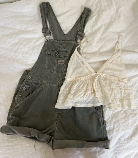 Summer Outfit Comfy, Green Overall Outfit, Olive Green Summer Outfit, Noah Kahan Concert Outfit Summer, Overall Shorts Outfit Aesthetic, Cute Indie Outfits, Overall Shorts Aesthetic, Short Overalls, Green Overall Shorts