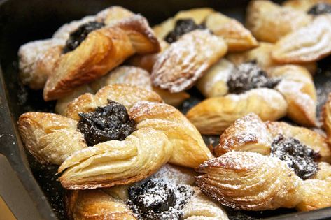 A list of holiday desserts that are traditionally baked around the world. Be inspired to go on a delicious foodie vacation. Prune Tarts, Finnish Christmas, Desserts Around The World, Finnish Recipes, Christmas Pastries, Beetroot Salad, Scandinavian Food, Canadian Food, Sweet Pastries