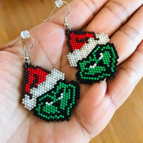 Grinch Earrings Beaded, Seed Bead Holiday Earrings, Grinch Seed Bead Earrings, Beaded Grinch Earrings, Grinch Beaded Earrings, Christmas Brick Stitch, Seed Beads Ideas, Beaded Brick Stitch, Diy Christmas Earrings