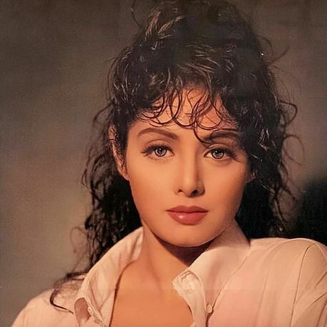 Actress Sridevi, Sri Devi, 90s Bollywood Aesthetic, Old Film Stars, Tough Girl Quotes, 90s Bollywood, Vintage Bollywood, Indian Aesthetic, Bollywood Stars