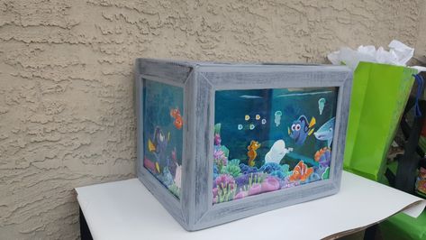 Made this aquarium b-day card holder out of a cardboard box. At Sara's Kooky Creations. Dory aquarium. Ocean In A Box Project, Shoe Box Aquarium, Diorama Aquarium, Butterfly Diorama, Habitat Project, Ocean Diorama, Fake Fish Tank, Aquarium Craft, Ecosystems Projects