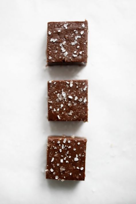 Sweet Nutella fudge is perfectly complemented by coarse sea salt in this incredibly easy homemade fudge recipe. Perfect for the holidays! Sea Salt Fudge, Nutella Fudge, Homemade Fudge Recipes, Broma Bakery, Homemade Fudge, Nutella Recipes, Köstliche Desserts, Fudge Recipes, Baklava