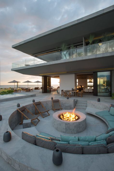 Dream House Rooms, Backyard Fire, Design Exterior, Luxury Homes Dream Houses, Dream House Interior, Dream House Exterior, House Goals, Outdoor Fire, Outdoor Fire Pit