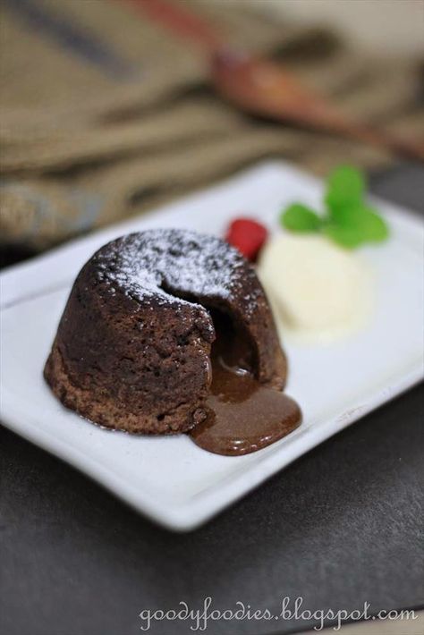 Eat Your Heart Out: Recipe: Chocolate fondant (lava) cakes (Gordon Ramsay) Molten Lava Cakes Recipe, Lava Cake Recipe, Chocolate Lava Cake Recipe, Chocolate Fondant Cake, Molten Chocolate Lava Cake, Gordon Ramsay Recipe, Resipi Kek, Lava Cake Recipes, Fondant Recipe