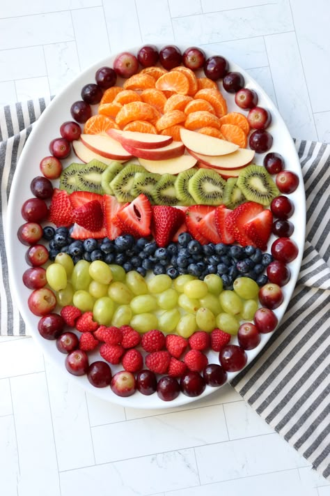 Easter Board Ideas, Easter Fruit Tray, Easter Platter, Egg Fruit, Easter Deserts, Easter Fruit, Easter Party Food, Fruit Creations, Easter Side Dishes