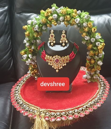 Jewellery Packing, Engagement Platter, Saree Packing, Jewellery Decoration, Indian Diy, Wedding Hampers, Packing Idea, Wedding Trays, Wedding Gift Hampers